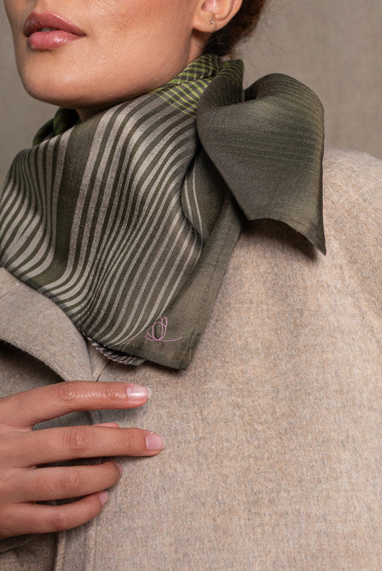 Carré Vasarelli en soie kaki