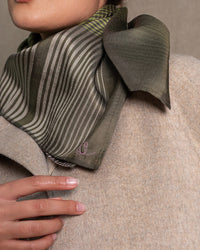 Carré Vasarelli en soie kaki